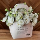 Коробка с цветами «Нежная эустома в сумочке»