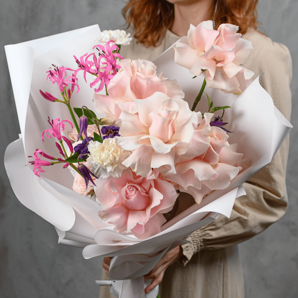 Нежный букет на День матери светлый из роз и гвоздик