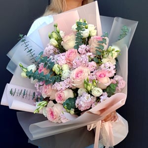 Букет "Пастельные тона" из роз и экзотических цветов