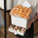 Коробка с цветами «Шкатулка из клубники в шоколаде Дзонк» из роз