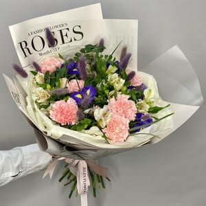 Эфирные сны Букет из ирисов и гвоздик