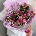 Букет «Кустовые пионовидные розы с гипсофилой»