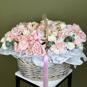 Корзина микс из роз и гвоздик