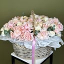 Корзина микс из роз и гвоздик