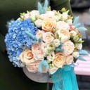 Шляпная коробка с цветами «Голубая лагуна» из роз и эустом