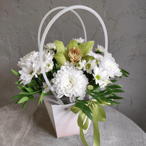 Коробка с цветами «Цветы в сумочке (орхидея, хризантемы)»