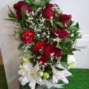 Коробка с цветами «Композиция из лилий, роз и гвоздик»