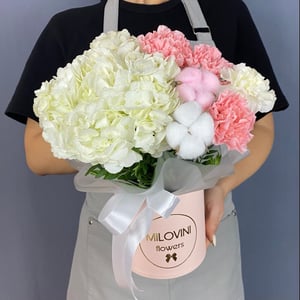 Шляпная коробка с цветами «Композиция с гортензией и гвоздиками»