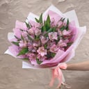 Букет из розовых альстромерий