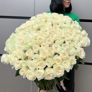 101 белая роза 60 см букет