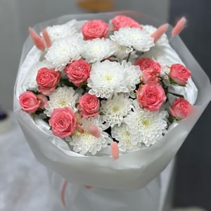 Авторский букет кустовых роз и хризантем