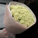 Букет из 31 белой розы 60 см в оформлени