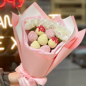 Клубника в шоколаде с цветами Элис