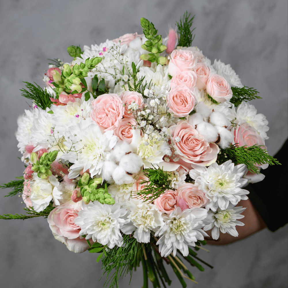 Нежный воздушный букет на День матери из роз и хризантем