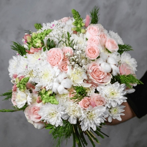 Нежный воздушный букет на День матери из роз и хризантем