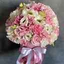 Шляпная коробка с цветами «Нежность» из эустом и гвоздик