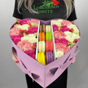 Подарочный набор «Цветы в коробочке с пирожными макарон» из роз и гвоздик