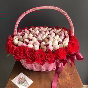 Корзина с клубникой в шоколаде с цветами