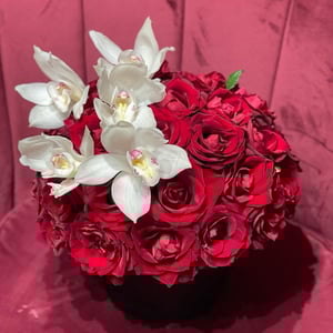 Шляпная коробка с цветами «Стильное очарование» из роз и орхидей