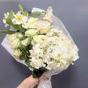 Авторский букет Снежный барс из роз и альстромерий