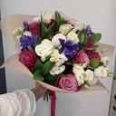 Букет из роз с эустомой и ирисами