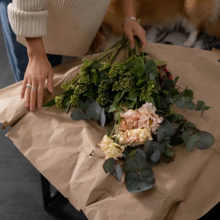 Blumenstrauß wird in Hamburg zugestellt