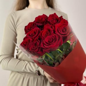 Изящный букет из 9 красных роз