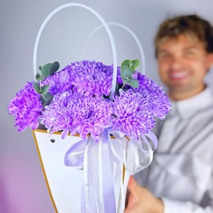 Коробка с цветами «Белая Сумочка с хризантемой»