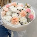 Букет «Светлые чувства» из роз и хризантем