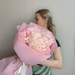 Розовый букет из гортензии