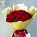 Букет «Прекрасные алые розы в золоте»