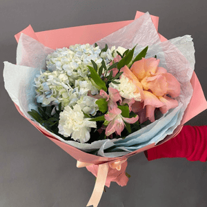 Букет «Пудровая мечта» из альстромерий и гвоздик