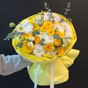 Букет "Солнечный луч" из эустом и хризантем