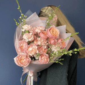 Весенний ароматный букет с пионовидной розой