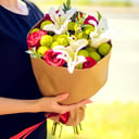 Букет «Из лилий и красных роз, уменьшенный»