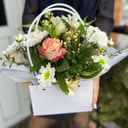 Коробка с цветами «Сумочка с цветами» из роз и хризантем