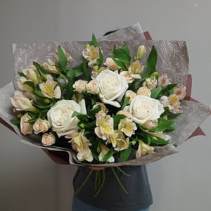 Букет с альстромерией и розами