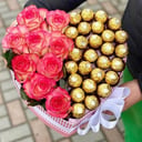 Розы и конфеты в коробке-сердце