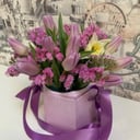 Шляпная коробка с цветами «Весна в коробке» из тюльпанов