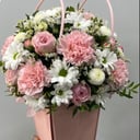 Коробка с цветами «Авторский букет в сумочке 02» из ромашек и гвоздик