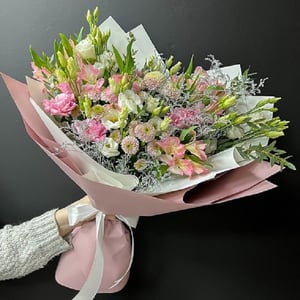 Букет «Изысканность» из альстромерий и хризантем