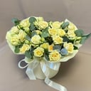 Шляпная коробка с цветами «Белая вуаль» из роз