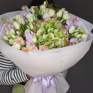 Букет «Цветочная поэзия» из роз и эустом