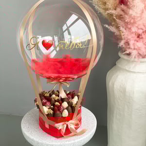 Клубника в шоколаде с шаром "Мери"