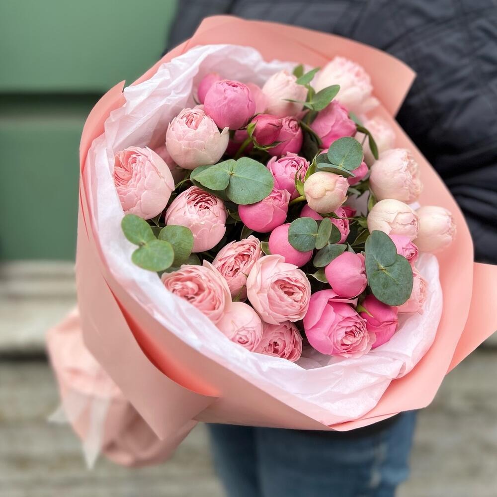 Букет микс пион розы с эвкалиптом