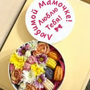 Подарочный набор «Цветы с макарони в круглой коробке»