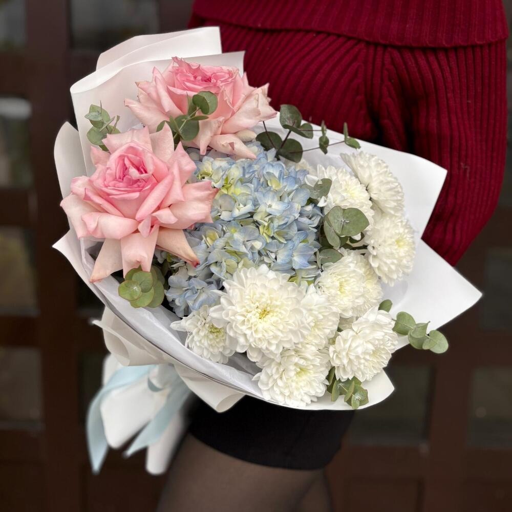 Букет из роз и гортензии