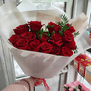 Букет 15 высоких роз с зеленью