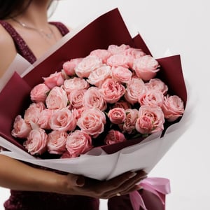 Букет «Кустовые розы в красивой упаковке»
