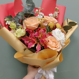 Букет «Пламя страсти» из экзотических цветов и эустом